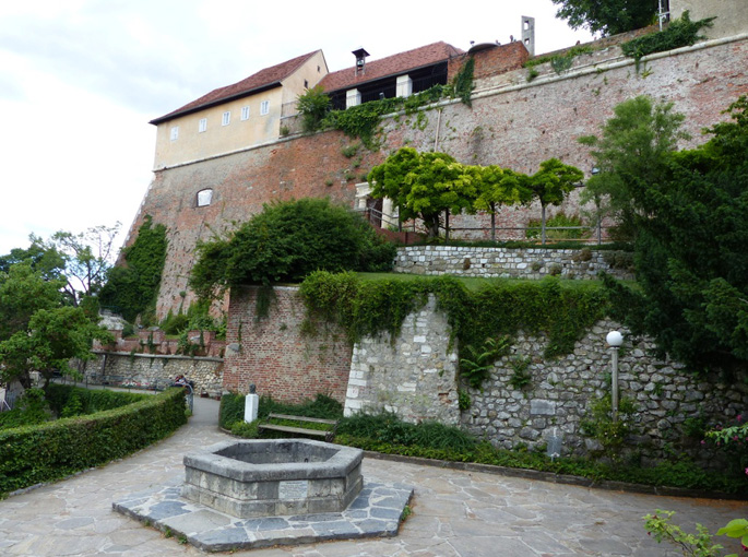 Bastione delle scuderie e fontana dei Turchi